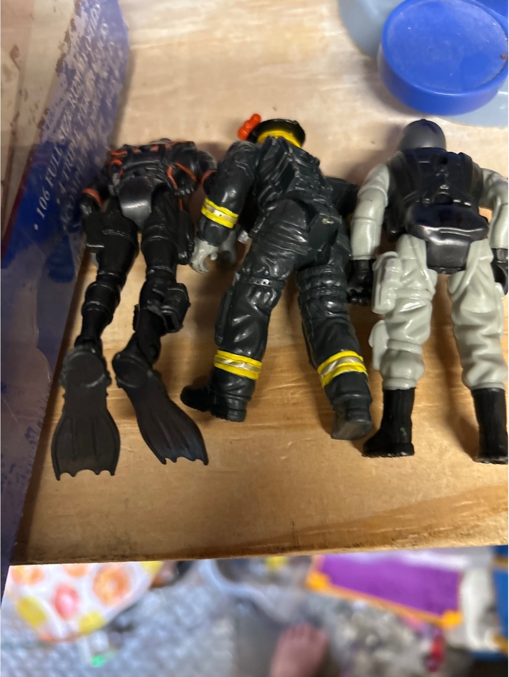 Assorted action figures - Picture 2 of 3